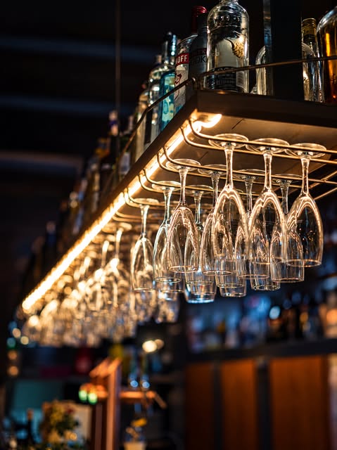 Le bar de La Roda, ses verres et son éclairage chaleureux