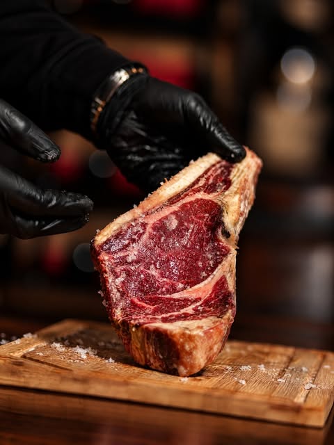 Préparation d'une pièce de viande à La Roda