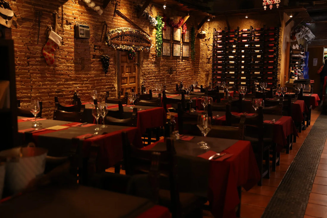 Salle de La Roda avec murs de briques, tables en bois et nappes rouges