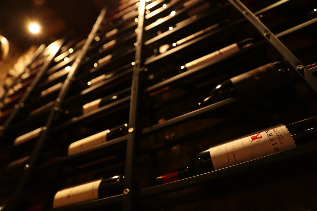 Bouteilles de vin dans la cave de La Roda, vues sous un autre angle