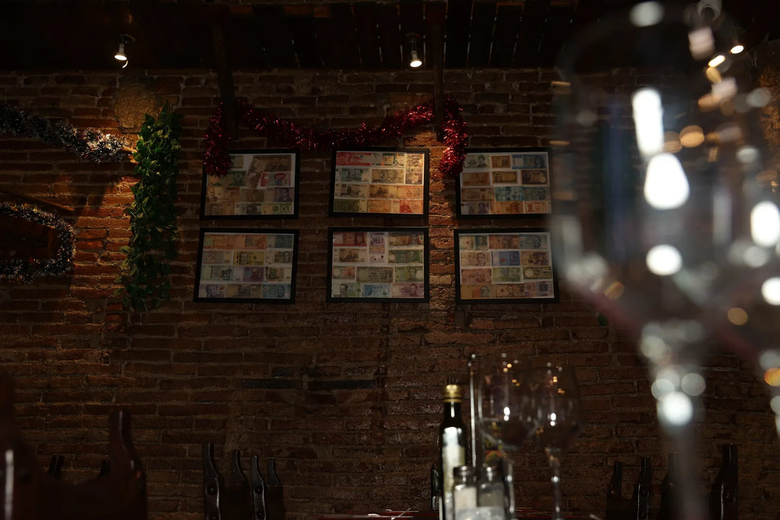 Détail du bar de La Roda, avec verres et décoration rustique