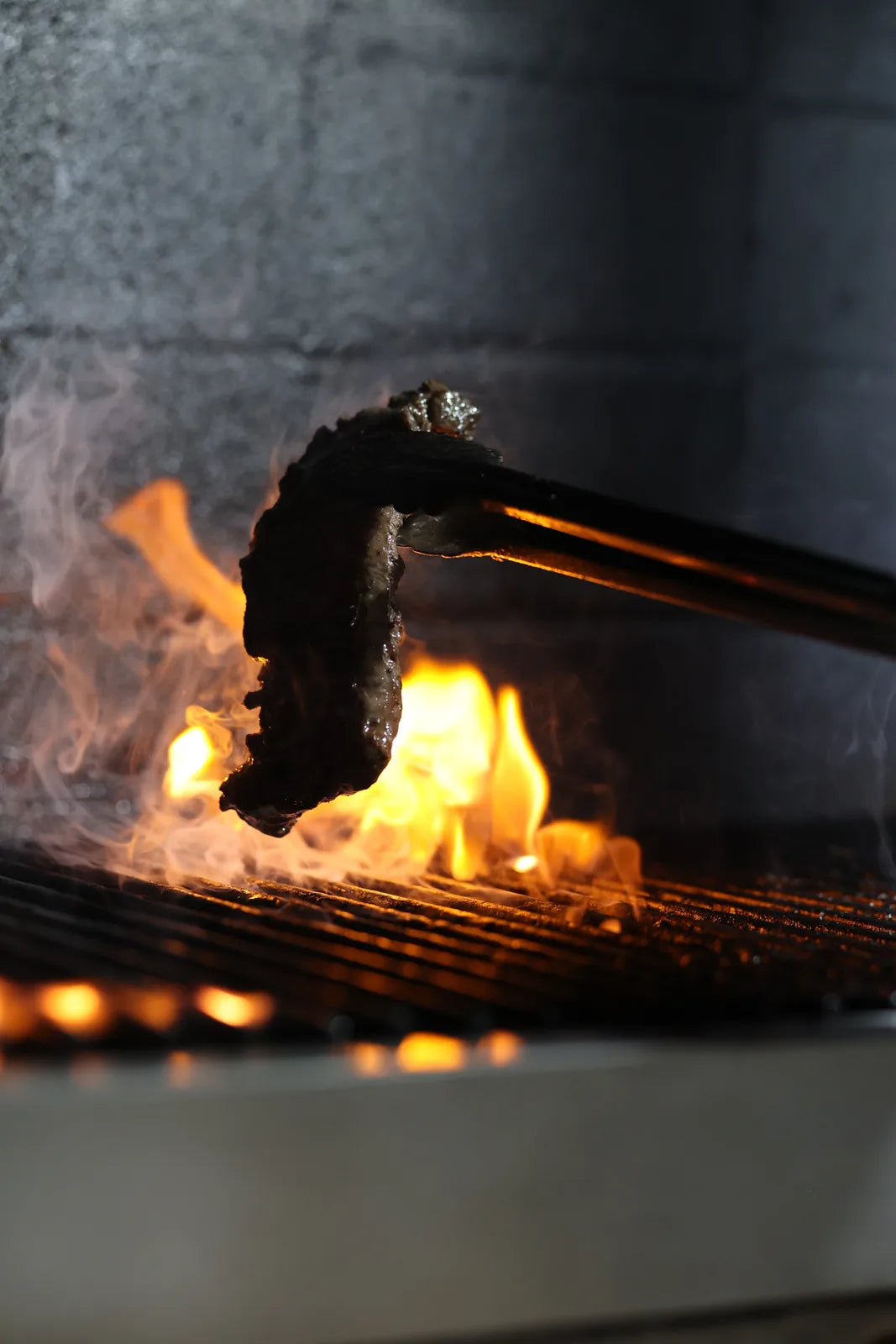 Viande cuisant sur les flammes du gril de La Roda