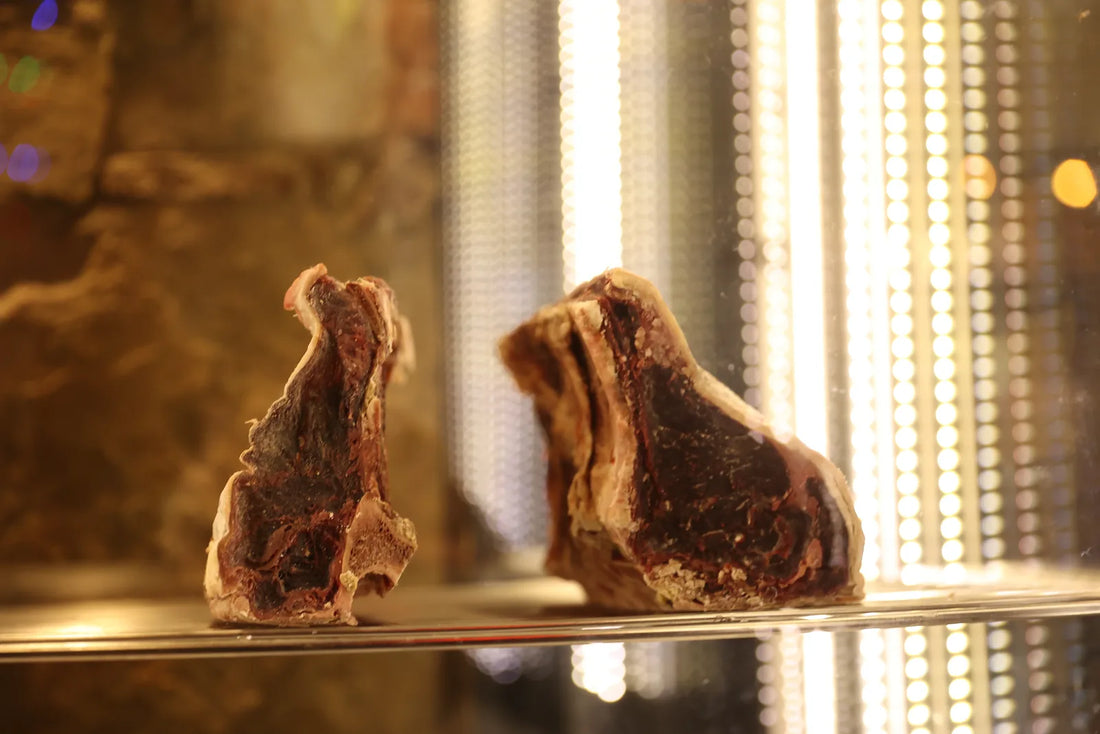 Pièces de viande dans la vitrine du restaurant