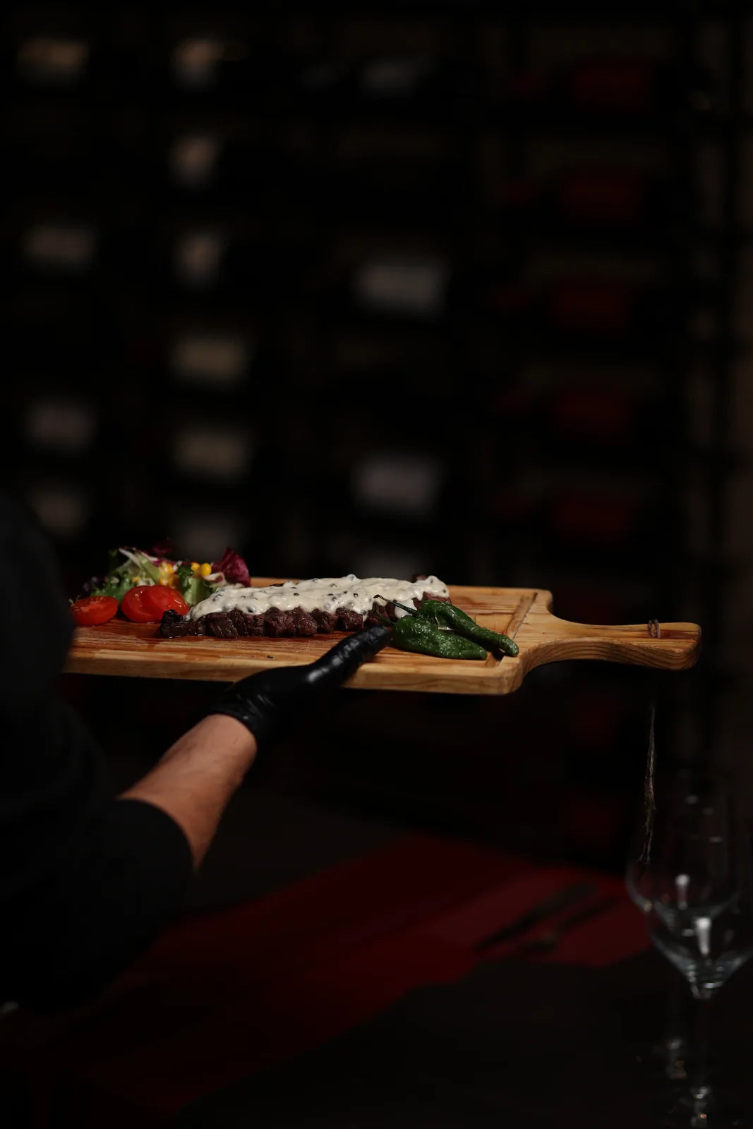 Un plat de viande préparé à La Roda et porté à table