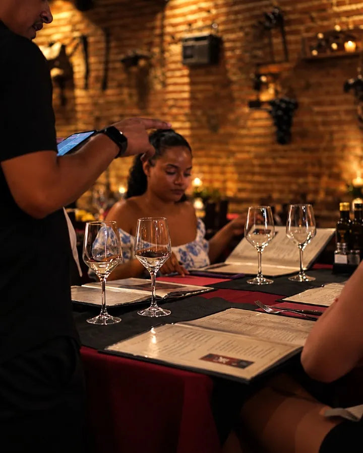 Service à table au restaurant La Roda Poblenou