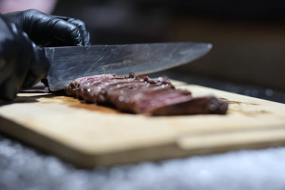 Grillfleischzubereitung in der Küche von La Roda
